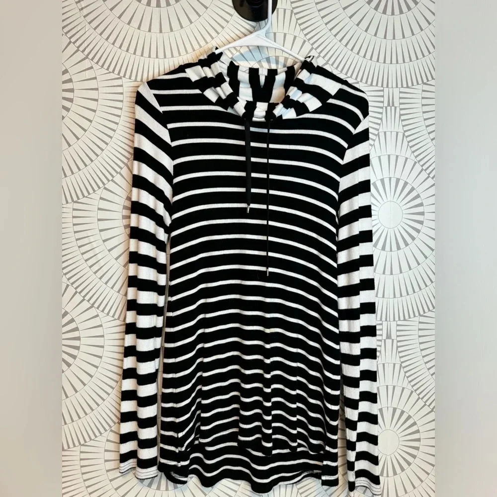 Jones New York Women’s cowl‎ Neck top black and white